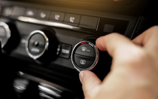 Cómo identificar y solucionar los sonidos de clic inusuales del sistema de aire acondicionado de tu coche