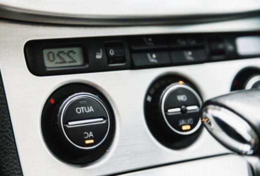 El papel de los componentes eléctricos en el funcionamiento suave del aire acondicionado de su coche
