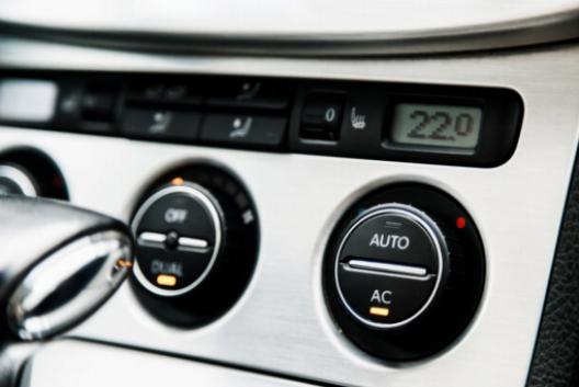 La importancia de un termostato funcional de aire acondicionado en el coche