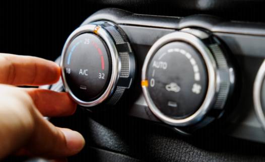Los peligros de ignorar las fugas de refrigerante en el sistema de aire acondicionado de tu coche