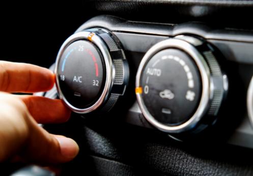 Los peligros de ignorar los ruidos de golpeteo o traqueteo del aire acondicionado de tu coche