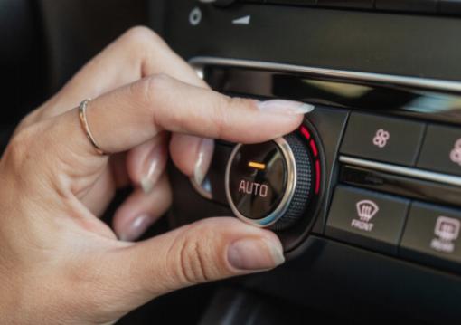 No ignores estos 5 sonidos inusuales que provienen de la unidad de aire acondicionado de tu coche