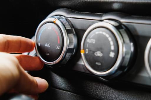 Por qué es esencial el mantenimiento adecuado de los controles del aire acondicionado para tu coche